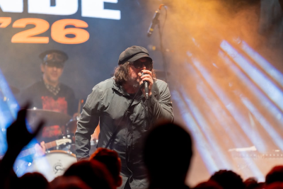 Rock na Praça reúne público e celebra 25 anos de história com show da banda Cachorro Grande