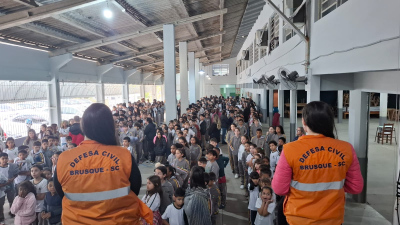 Defesa Civil realiza simulação de incêndio na escola de Brusque