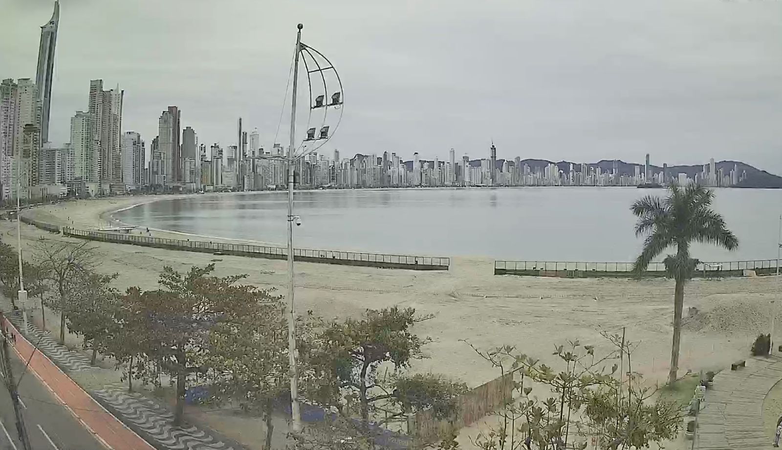 Semana começa fria e terá chuva forte em Balneário Camboriú, aponta previsão