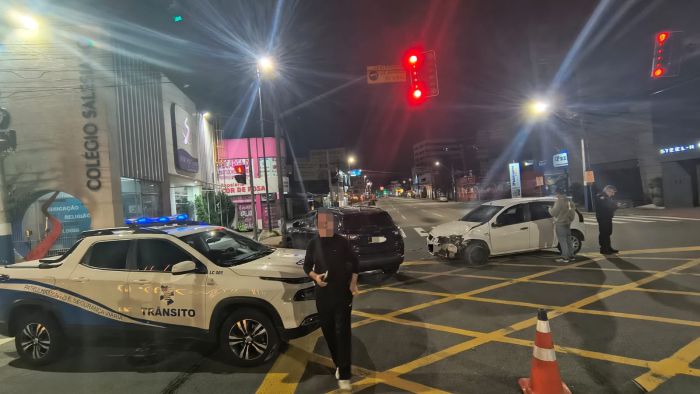 Acidente entre dois carros deixa motorista ferido na Quarta