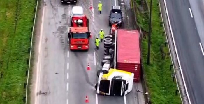 Tombamento de carreta provoca mais de 20 km de filas na BR 101 em Itajaí