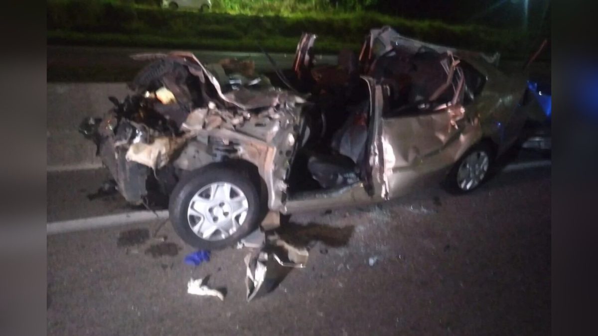 Carro ‘voa’ na Rodovia Presidente Dutra, cai sobre outro veículo e mata três em SP