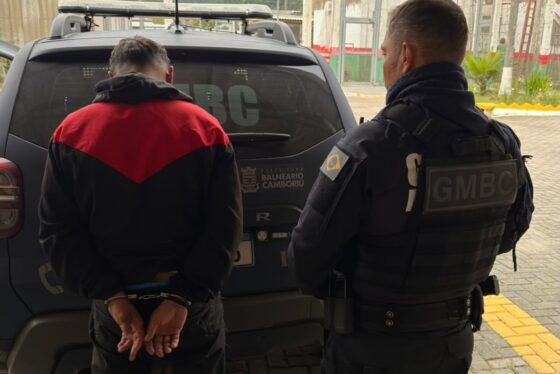 Homem com mais de quatro anos de pena por furto é preso na rodoviária de BC
