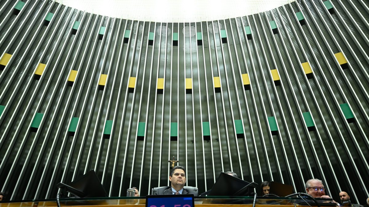 Em ritmo de esforço, Câmara reúne líderes para definir votações, 6×1, combustíveis e dívida rural estão no radar