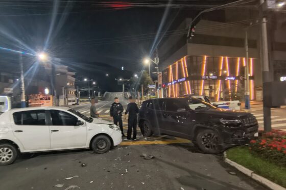 Motorista fica ferido em colisão de madrugada no cruzamento da 4ª Avenida com a Alvin Bauer