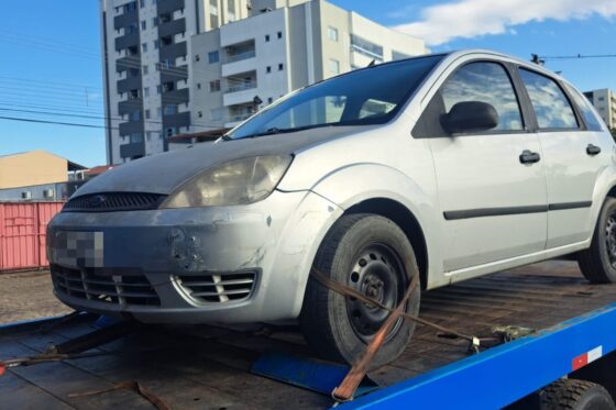 Motorista fura bloqueio, ignora ordem de parada e acaba com carro no pátio em BC