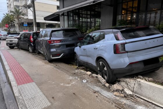Volvo passa por cima de mureta e provoca engavetamento com quatro veículos em BC