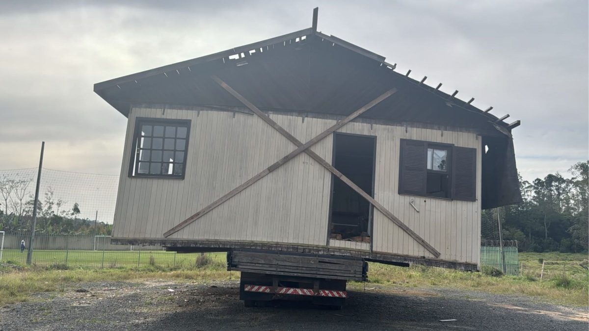 Casa abandonada sobre caminhão cede e ameaça cair perto de escola em SC após vencer prazo de remoção