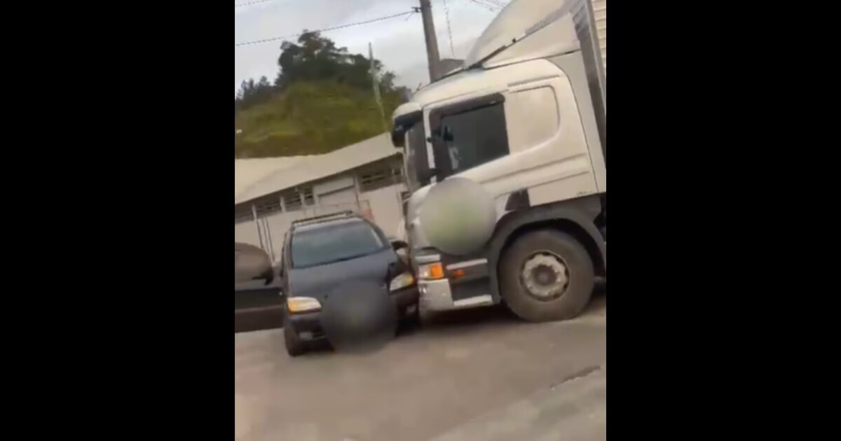 VÍDEO - Carro e caminhão colidem no Souza Cruz, em Brusque