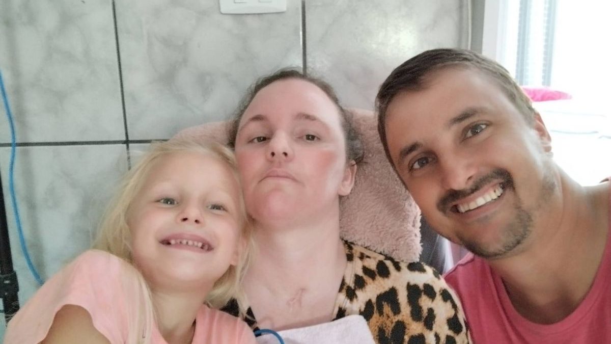 ‘Nossa vida mudou’: pai e filha mudam rotina para cuidar da mãe em recuperação de AVC e vivem luta há quase 5 anos em SC