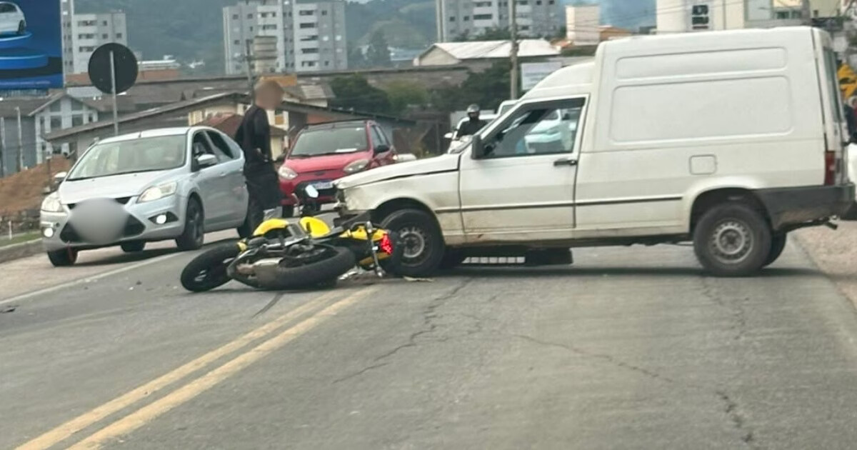 Motociclista fica ferido após colisão com Fiorino na rodovia Antônio Heil, em Brusque
