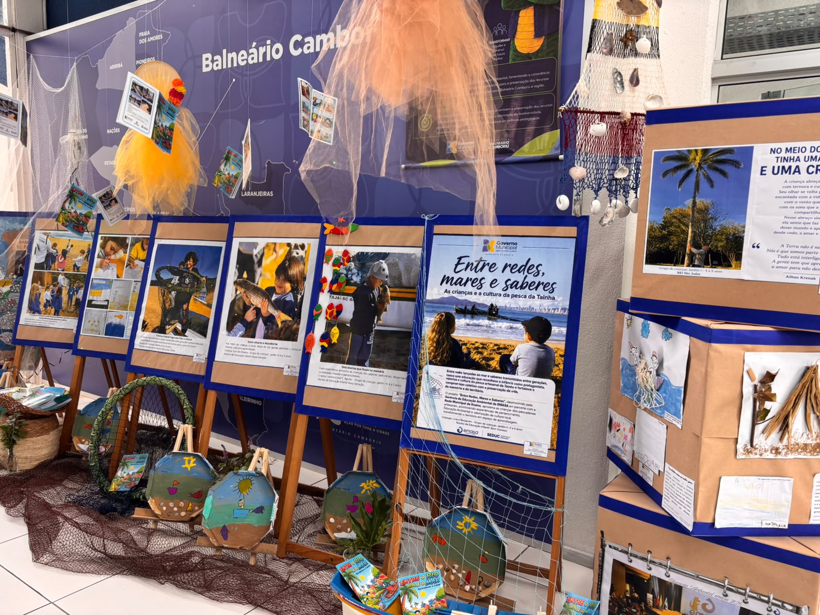 Exposição no Paço Municipal apresenta olhar das crianças sobre a cultura da pesca da tainha