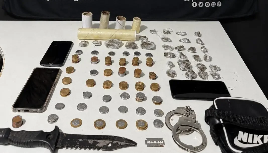 Homem foge pela janela e deixa para trás drogas e materiais do tráfico