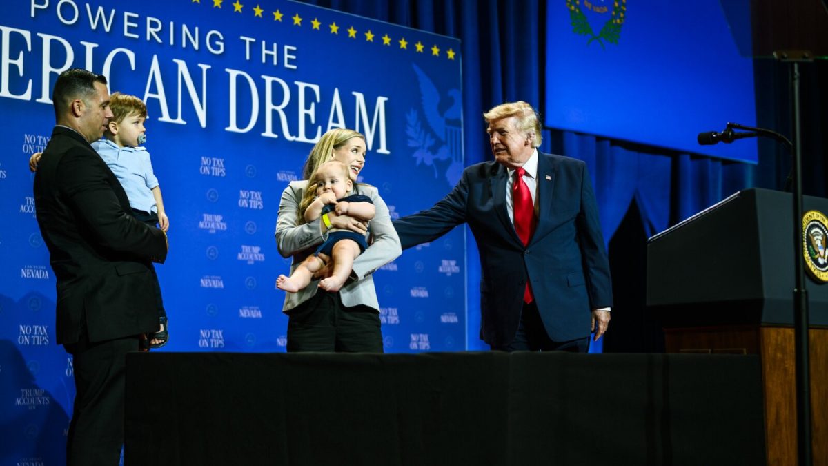 Trump reduz vacinas infantis nos EUA e quer separar tríplice viral; especialistas criticam