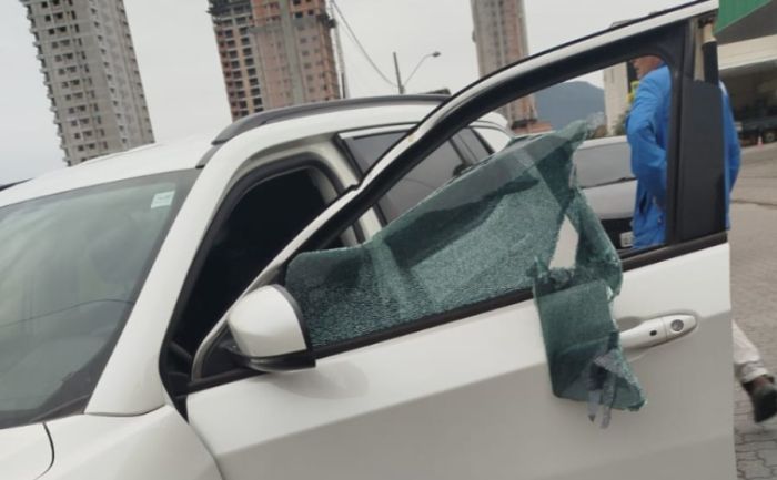 Homem ataca carro de rival com barra de ferro