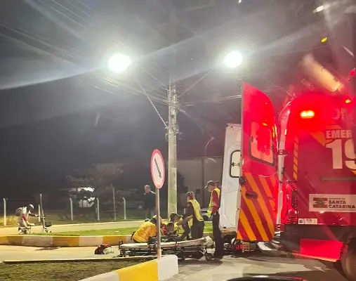 Colisão entre moto e caminhão deixa motociclista ferido em Brusque