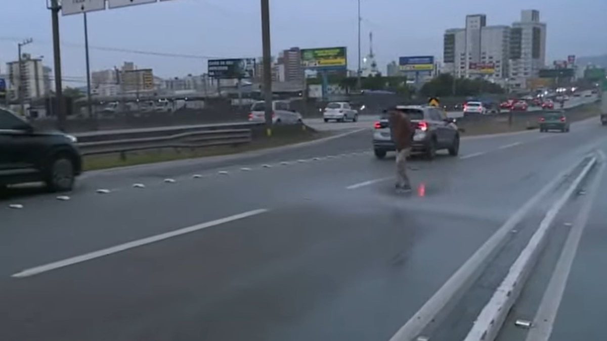 Pedestres se arriscam em meio aos carros após rompimento de tubulação às margens da BR-101 em SC