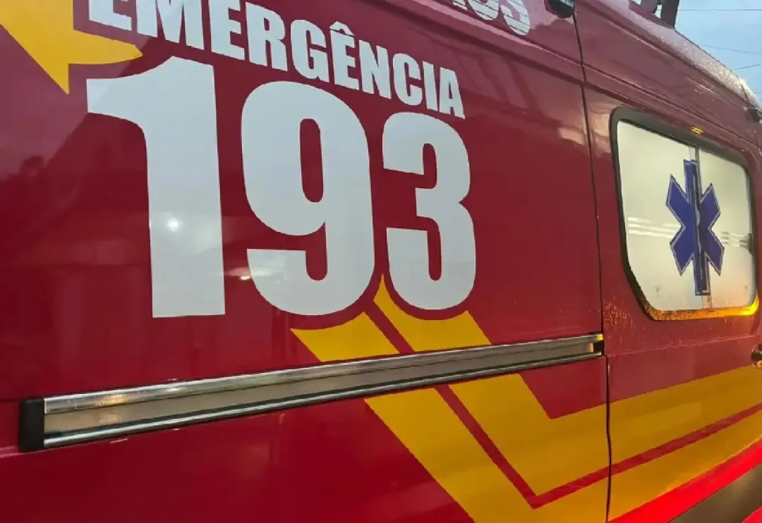 Mulher e pedestre ficam feridos após colisão entre carro e moto no Maluche