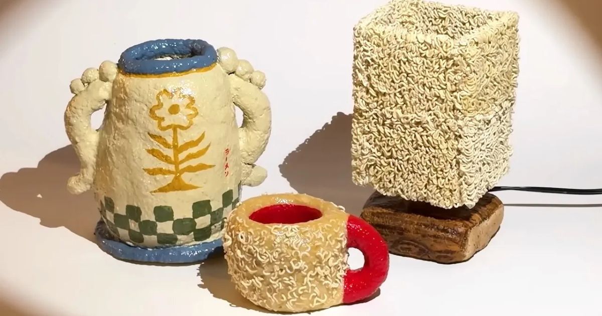 Ninguém entendeu por que ele triturou 15 pacotes de macarrão instantâneo; o mistério da cerâmica de miojo se revela após a massa comestível virar um vaso de decoração refinado