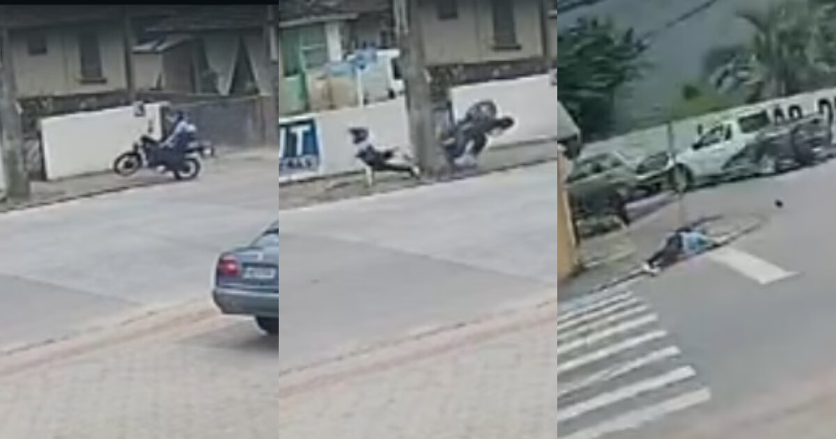 VÍDEO - Câmera registra momento em que motociclista é lançada sobre pista após bater contra poste em Brusque