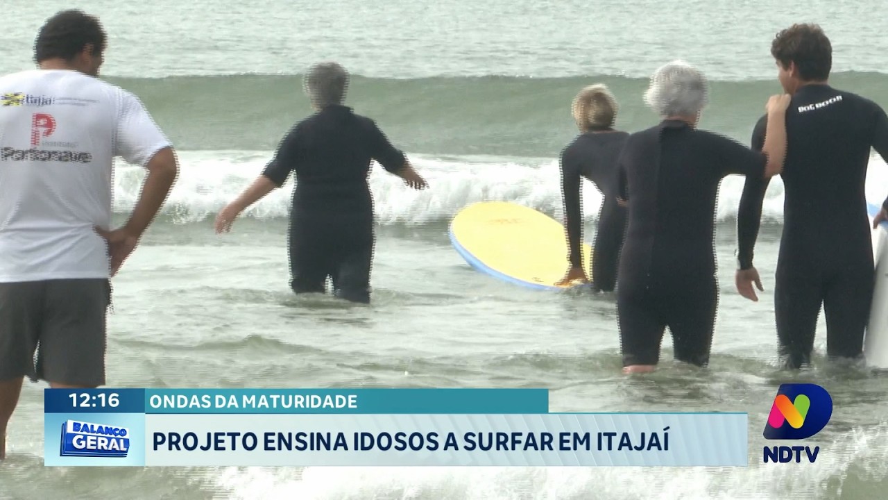 Projeto ensina idosos a surfar e promove inclusão em Itajaí