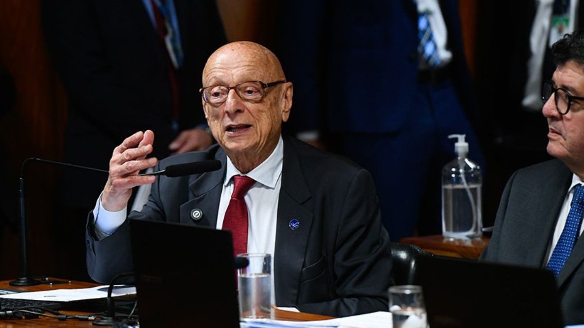 Mistura de reais e dólares vira piada durante votação na CAE no Senado