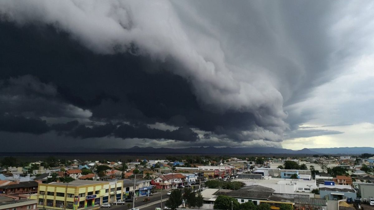Prepare o guarda-chuva: previsão do tempo indica temporais e até 150 mm de chuva em 3 estados
