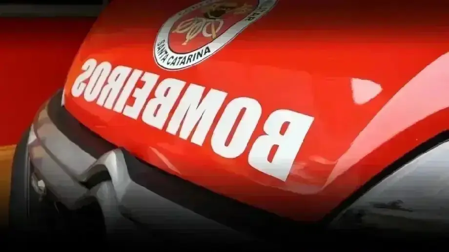 Carro capota em Guabiruba e deixa mulher sem ferimentos