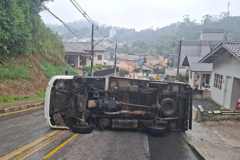 (VÍDEO) Caminhão perde força ao subir morro e tomba no bairro Primeiro de Maio
