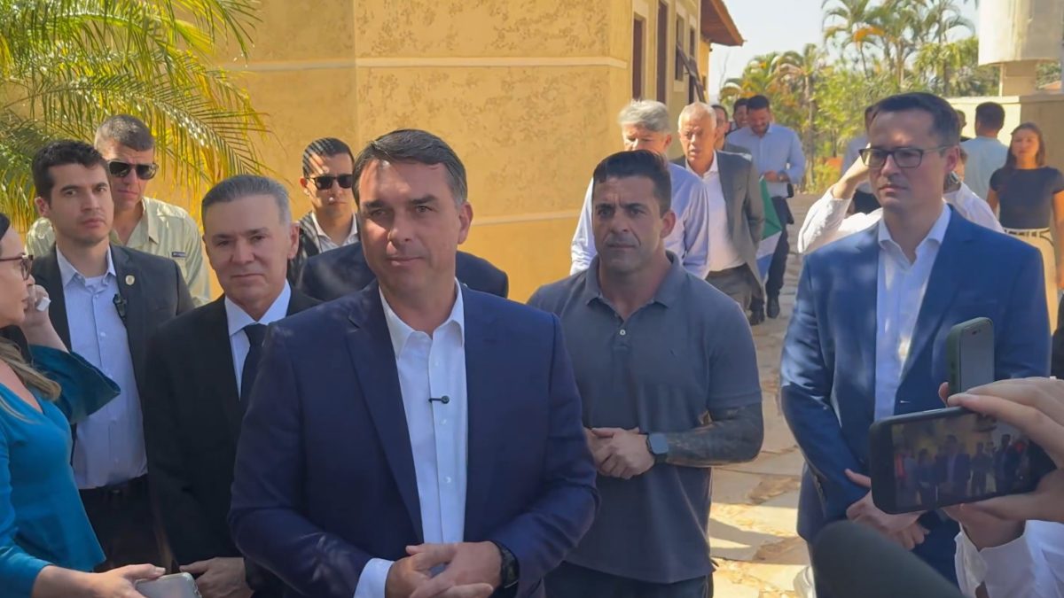 'Já que Lula não trouxe': Flávio Bolsonaro serve picanha e refrigerante a jornalistas em Brasília