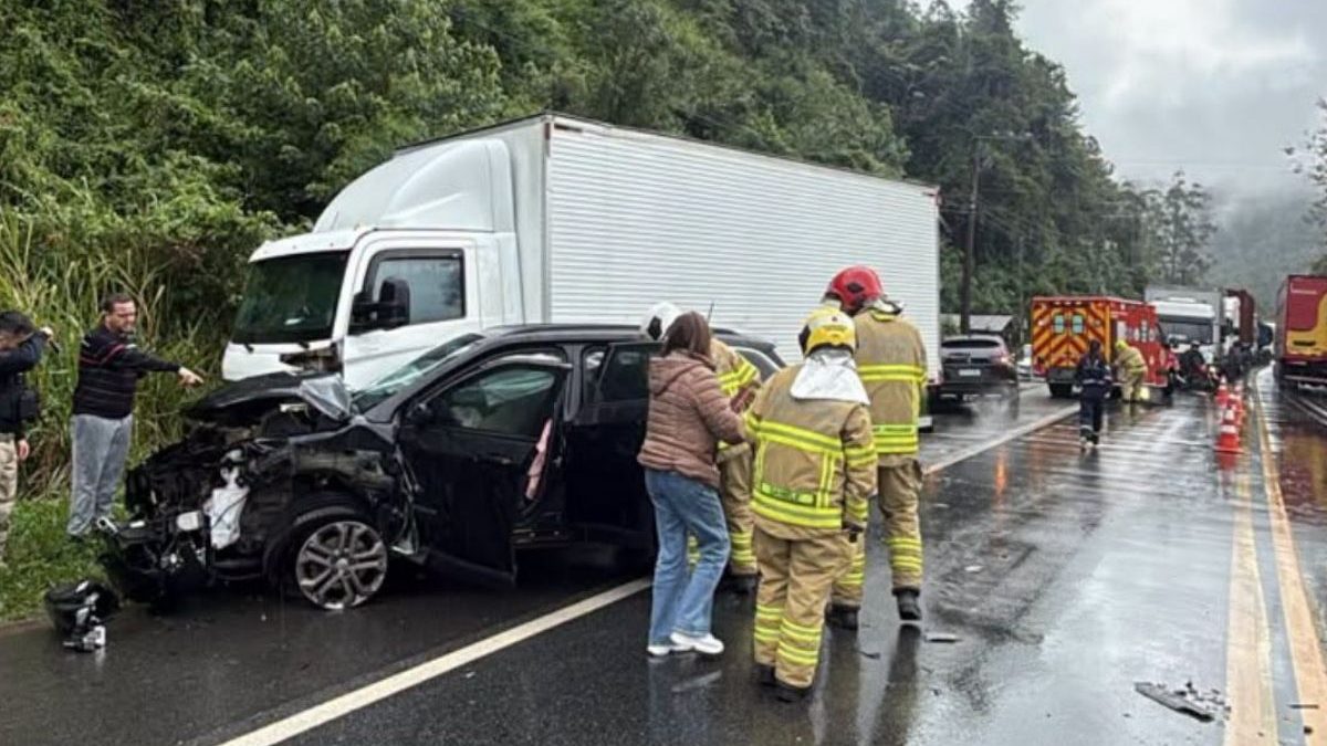 Acidente entre caminhão e carro interdita BR-470 e mobiliza bombeiros em SC