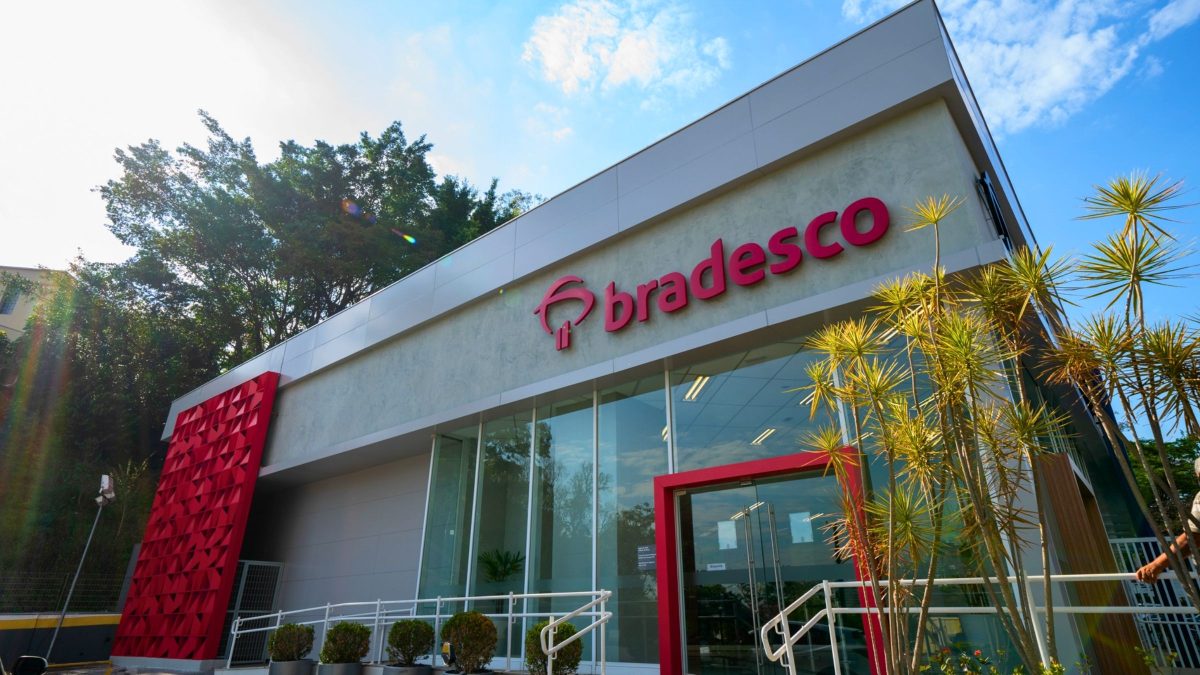 Bradesco demite 2,4 mil funcionários e fecha 324 agências em 2026 após lucrar R$ 13,8 bi e banco se explica