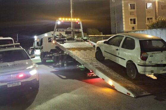 Carros abandonados ocupando vagas públicas são retirados das ruas de BC