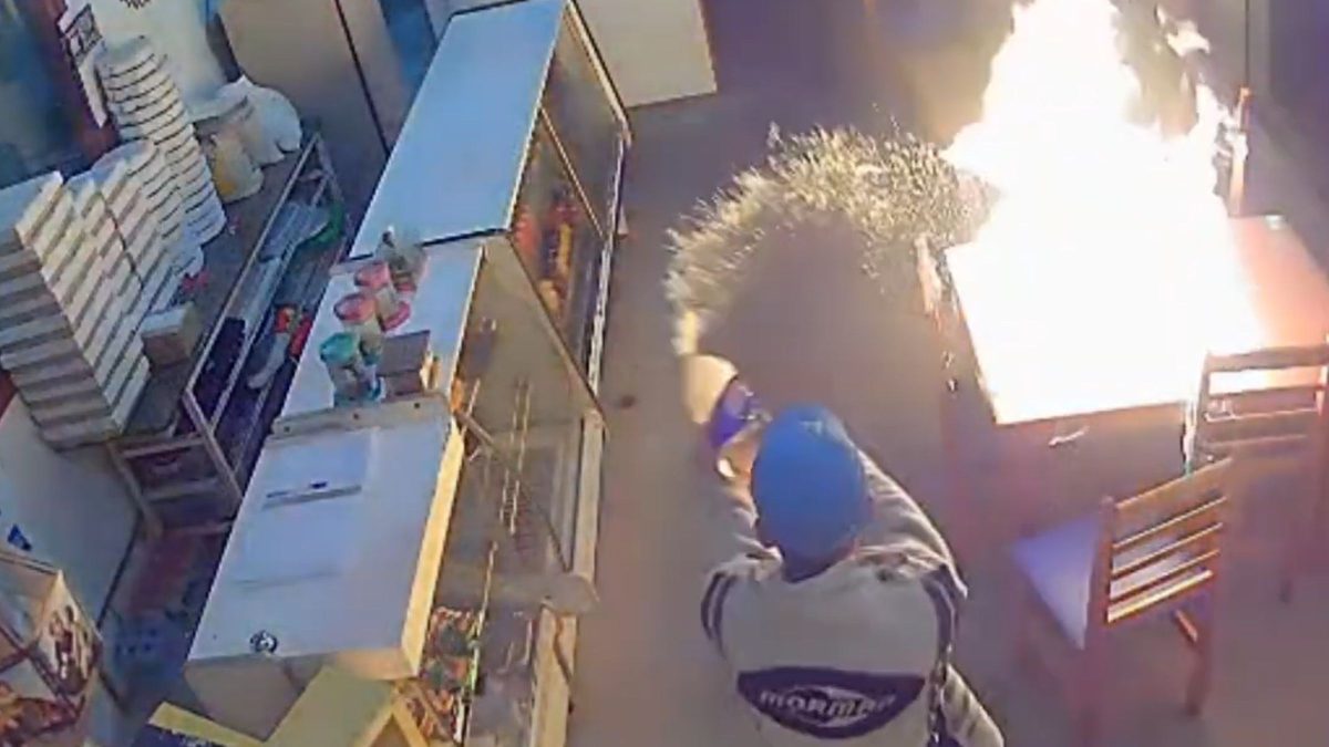 VÍDEO: Homem que colocou fogo em comércio após despejo se entrega em SC