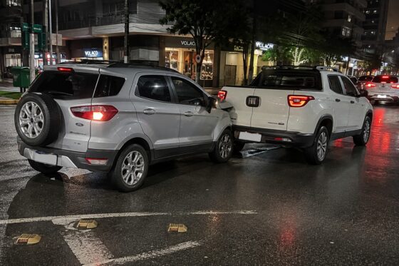 EcoSport atinge traseira de Toro no cruzamento da Rua 3100 com a Terceira Avenida