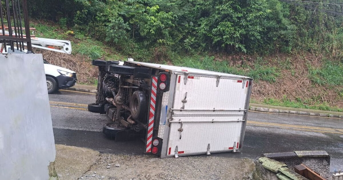 Caminhão tomba e deixa trecho parcialmente interditado em Brusque
