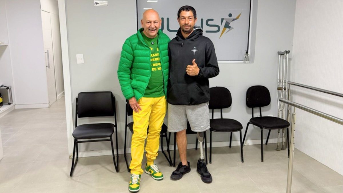 Luciano Hang entrega prótese de R$ 80 mil a pedreiro que viralizou trabalhando sem perna em SC