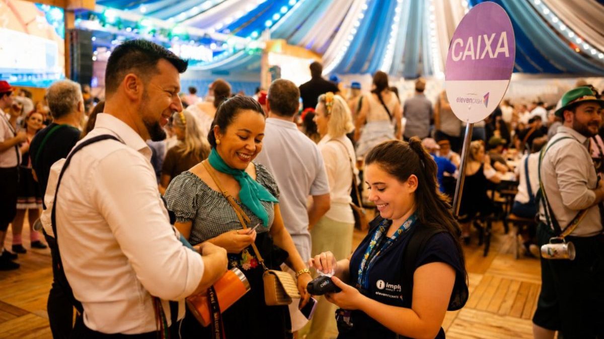 Quer fazer renda extra? Oktoberfest Blumenau abre inscrições para vagas temporárias em 2026