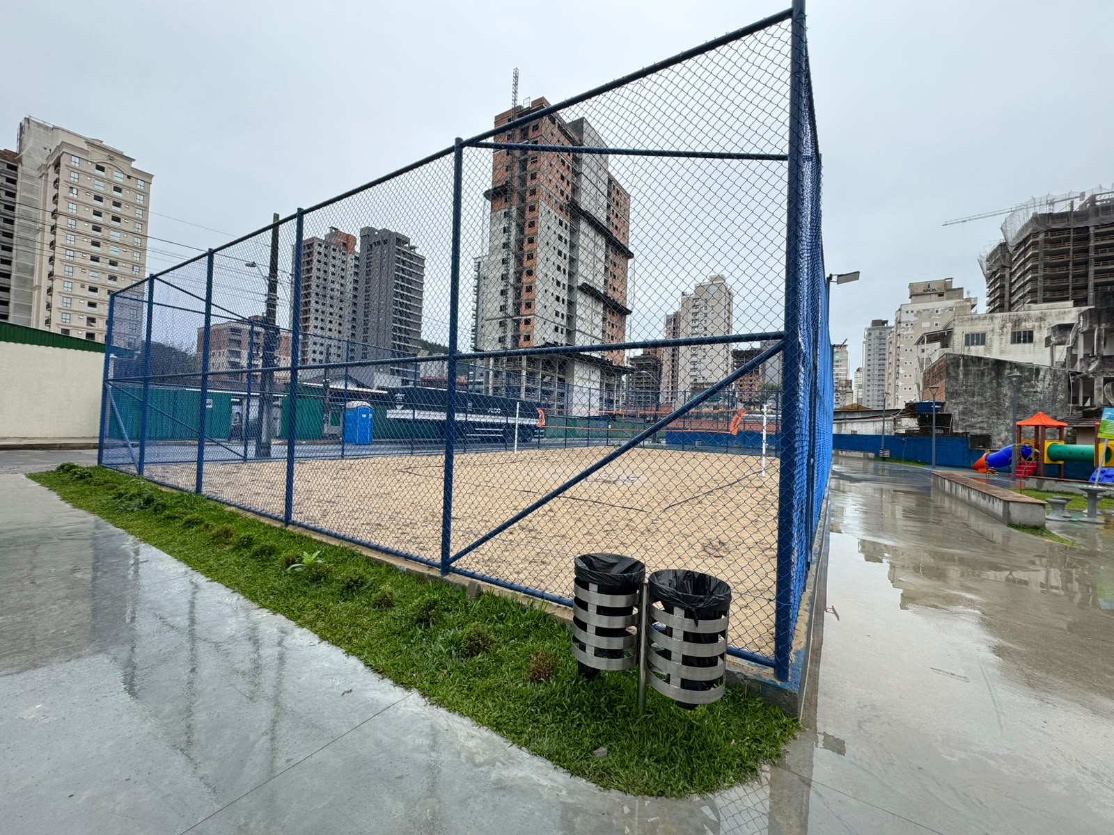 Nova Praça do Morretes recebe escolinha de Vôlei de Praia