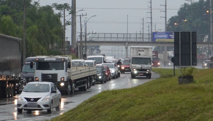 Fila tá grande na BR 101, em Itajaí