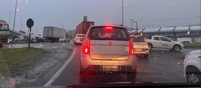 Itajaí está com trânsito de ponta a ponta na BR 101 sentido sul