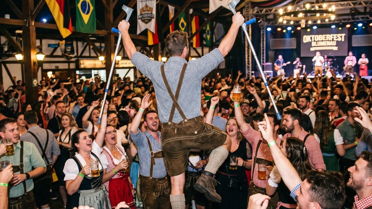 Funcionário em afastamento médico é demitido por justa causa após ser visto dançando na Oktoberfest