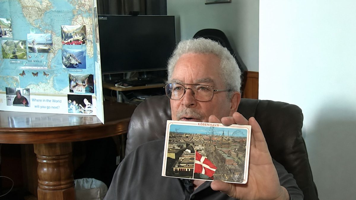 Após a morte dos pais, homem recebe cartão misterioso enviado há 26 anos que chega à sua casa e revela uma mensagem deixada por eles no passado