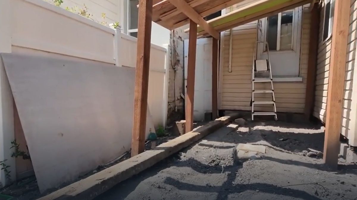 Homem encontra uma lápide de criança enterrada debaixo do deck de casa durante uma reforma e descobre que a família passou mais de 80 anos procurando por ela