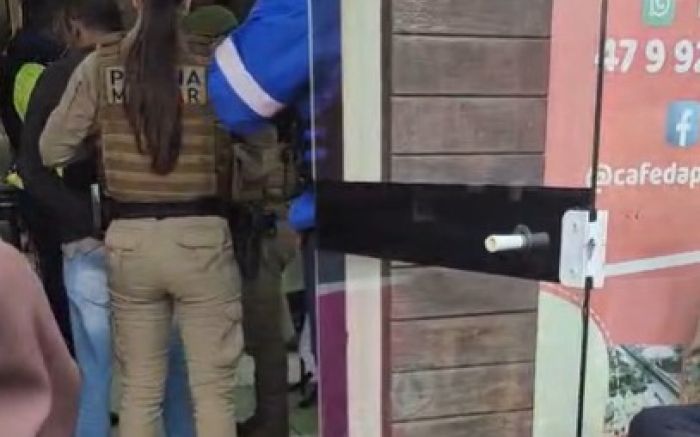 Ex-marido invade restaurante e tenta matar mulher a facadas