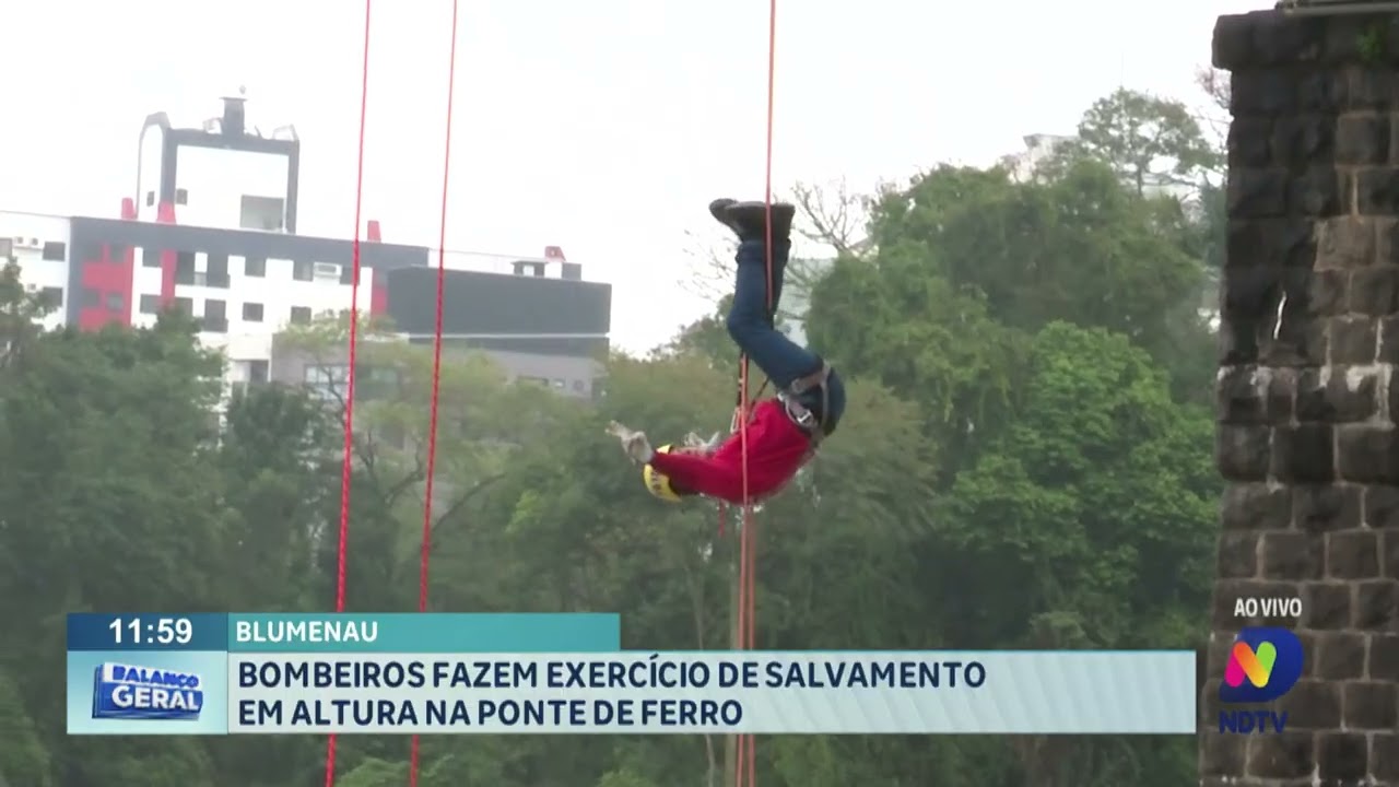 Blumenau: bombeiros fazem exercício de salvamento em altura na Ponte de Ferro.