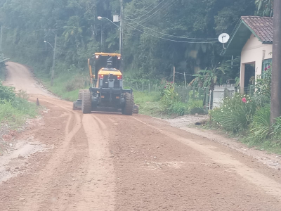 Recuperação de calçamento e patrolamento avançam em diferentes regiões de Brusque