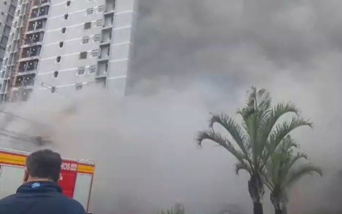 Urgente: Incêndio em prédio em construção aterroriza