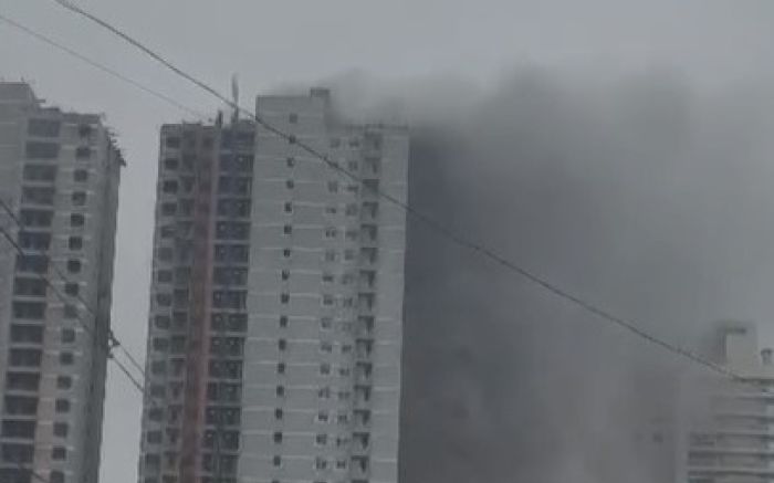 Bombeiros resgatam trabalhadores de prédio em chamas com autoescada