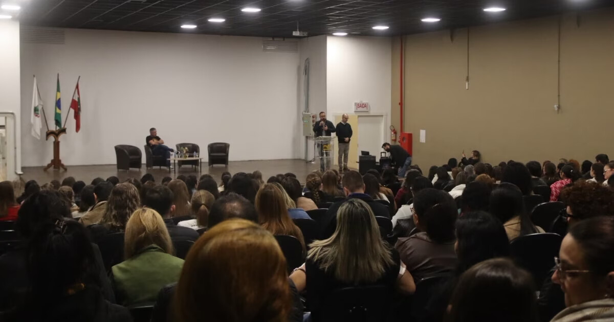 Seminário reúne 250 profissionais para discutir a importância do aleitamento materno em Brusque